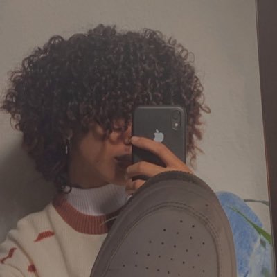 lo0__01's profile picture. مُبعثر كخُصلات شَعره تقريبًا ..