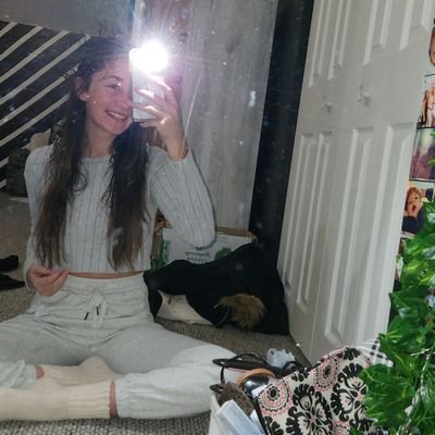 michelle_chupp's profile picture. my brain has too many tabs open🤯