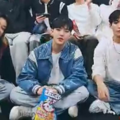 03(04) line SEVENTEEN🐯 同ペンさんも他ペンさんも拒否ないです! 仲良くしてくれると嬉しいです!
