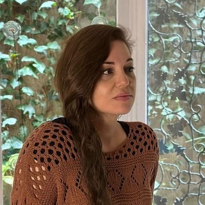 İnancı uğruna ölümü yenen öğretti ki yeniden,
bazen eylem yaşam adına verilen son nefestir,
ve bu nefes anlamsız geçirilen on yıllara bedeldir
*Tercüman