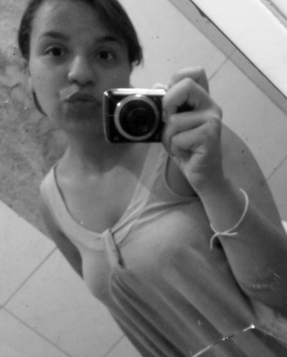 tenho 19 anos , sou Virgiriana , sou Corinthiana roxa, amor muito minha family ,e meus best Friends...