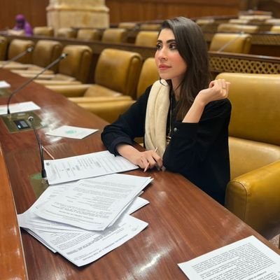 اشک اشک طوفانم، یک نگه بیابانم
آنچه خویش می دانم، هیچ کس نمی داند