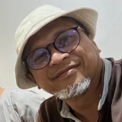 poknikempire's profile picture. Happy and contented