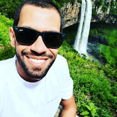 Desde 1984 sendo esta pessoa maravilhosa, querida, paciente e mentirosa.