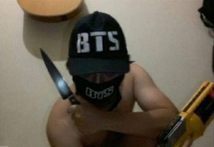 pcfjeon's profile picture. ela/ele, 444 ─ meu namorado richarlison n gosta q cheguem perto de mim favor manter distância