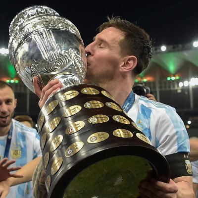 Profe de filosofía y fanático del fulbo; fundamentalista de Guido Carrillo, Magnus Carlsen y Leo Messi.