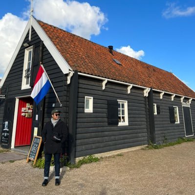 iamowmow's profile picture. Lorem ipsum dolor sit amet, consectetuer adipiscing elit. Aenean commodo ligula eget dolor. | Happy graphic designer |