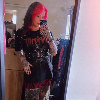 26• Newport• Gemini• Metal as fuck• Spiritual• Awkward commentating• 🌘🌵🔮⛓✨
