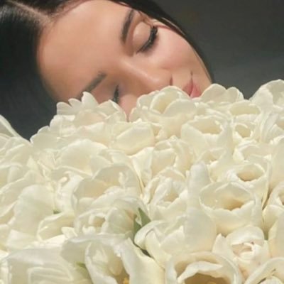 أعرفك كشيء قديم تألفه الروح ، وتنحاز له في كل مرة .✨