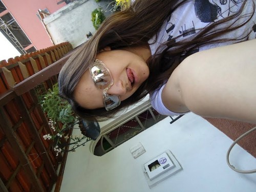 Alegre, divertida, amiga,sincera,brincalhona e adora seus amigos.. *--*