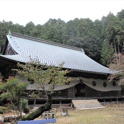 天台宗の寺院 開祖は最澄（平安期）、開山は貞舜（室町） 本尊は秘仏 十一面観音菩薩立像 御前立には十一面観音菩薩坐像頭上の十面には他の十一面観音菩薩にはない特徴をもつ。 戦国武将との所縁が多く、織田信長・豊臣秀吉・徳川家康をはじめ、石田三成や小早川秀秋などの武将のゆかりの品も残っている。常設展示あり、副住職は教員