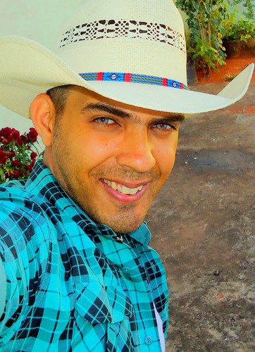 Sou cantor, gosto de fazer amigos, estou  trabalhando no meu 1º cd sertanejo.