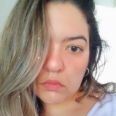 Advogada. Concurseira. Ansiosa. Mãe de gato. Viciada em café e dipirona.