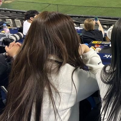 seneisse's profile picture. 2/40 📚, ➵ cr: seven years of darkness ✩ ◛ °