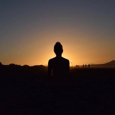 Pienso todo mil veces, odio las mentiras, admiro la sinceridad, la música aviva mis sentimientos y deberíamos hacer de la vida un sueño y del sueño una realidad