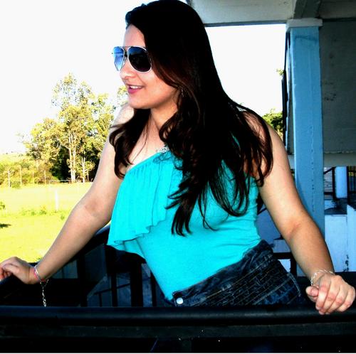 Estudante de Administração, nascida em Nóia, capricorniana, Colorada, Torcedora da Argentina e Jogadora de sinuca profissional (haha)