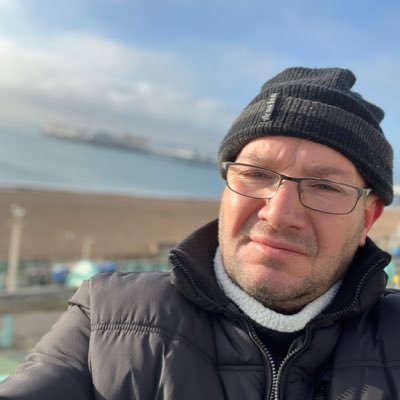 Hi it's Steve here and i am friendly and funny well sometimes lol i like rubbish TV and football boxing so come and say hi