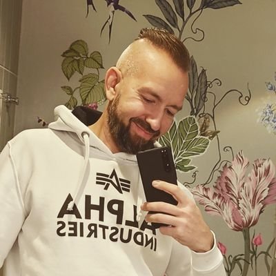 Yrittäjä kaupan alalla 🛒 ja kolmen lapsen isä jonka sydän sykkii moottoripyörille. Sijoitan ja seuraan politiikkaa. Yhteiskuntasatiiria saattaa heilua... ✏️