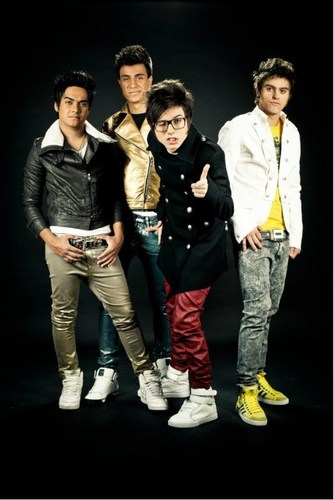 As meninas que não querem magoar ninguem, só querem mostrar o amor que sentem pela família RESTART  *-* A melhor banda de todos os tempos RESTART *-* B e K .