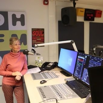 Voormalig verslaggever ADHaagsche Courant. Mede-presentator Spuigasten, Den Haag FM. Stadspenning van Den Haag.