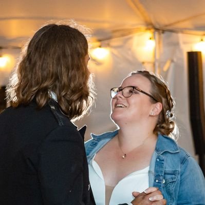 🇨🇦🇨🇦 she/her ❤ YA fantasy writer📖📖 and world builder. Proud owner of a zoom-filled cat, and far too many inspirational covered notebooks.