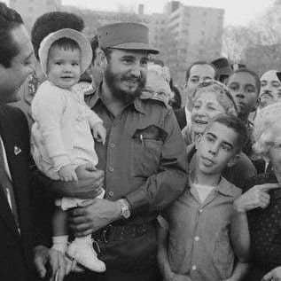 Al corazón del amigo,
abre la muralla;
al veneno y al puñal,
cierra la muralla. 🌺#DeZurdaTeam  🤗🇨🇺