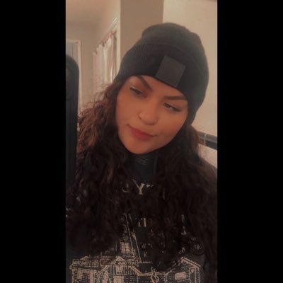 curlup_honey's profile picture. 