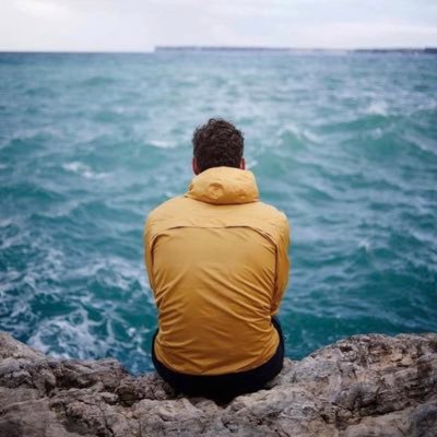 قد أبدو لك شخص عاقل و رزين/لكني بين الفينة والأخرى أستمع لأغنية “سانشيروا بطلٌ مغوار “/ثم أقرأ عن الثورة الفرنسية/وأنتهي بموعظة للمغامسي/و أرحلُ فجأة .