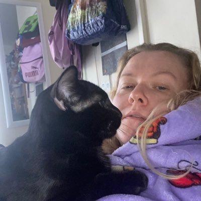 if you don’t know me don’t message me then I won’t have to tell you to do one. wife|mum|catowner|reader