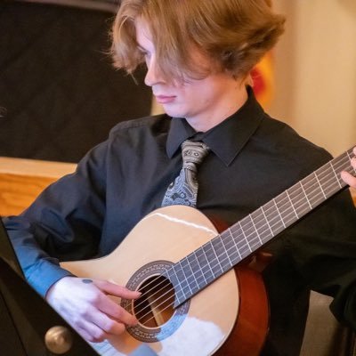 伊涵|rocking very loose pants- Action Bronson| Sound engineer, Classical Guitarist, Wedding coordinator