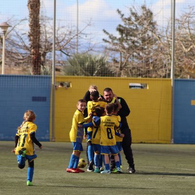 Coordinador de la escuela y campus AK entrenadores y coordinador de fútbol 7 Dos Hermana San Andrés (Xvlll)