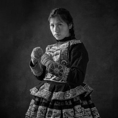 Del sur, mujer migrante, de ancestras quechuahablantes.