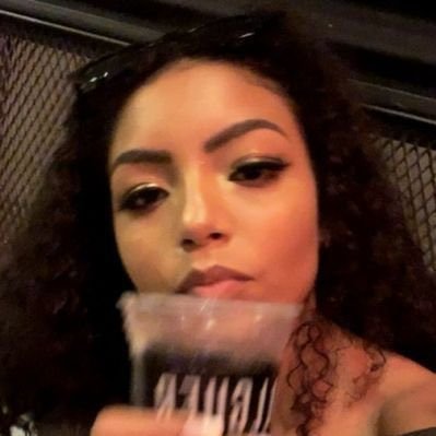 nour puxando minha coleira mandando eu deitar pra ela