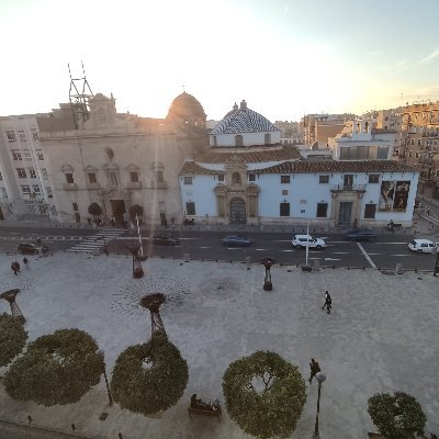 Cuenta nacida con el fin de documentar gráficamente y denunciar el lamentable estado en que se encuentra la plaza San Agustín del barrio San Andrés de Murcia.