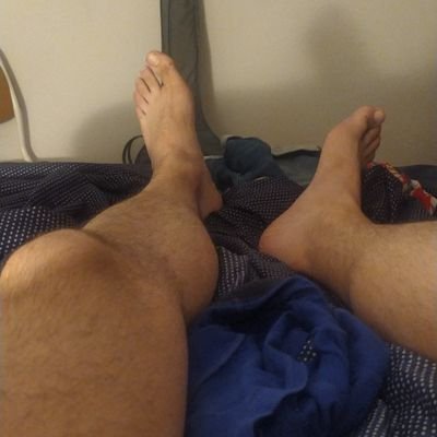 Colegueo. Rollo pies, zapas, calcetos. Muy mamón. También rollo dom/sum. 30 años. DM open.