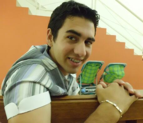 Sou feliz pois tenho Deus o qual somente posso confiar...
ele me fortalece pois a angustia em minha porta sempre está...
mas é Deus que à coloca em retirada..