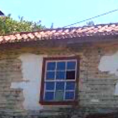 Reconstrução de uma casa centenária com um antigo lagar em granito.