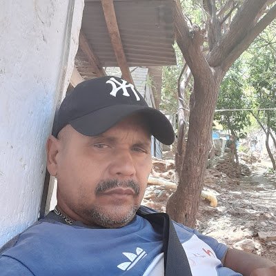 Soy de Maracaibo Edo Zulia Venezuela soy mecánico y chofer