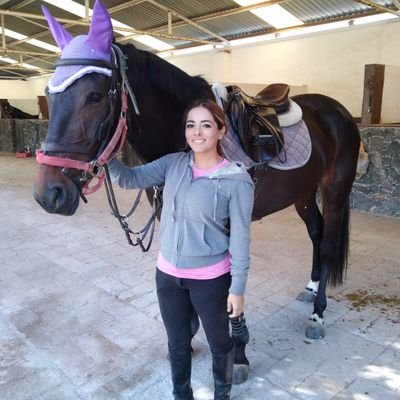 Artista y diseñadora. Miembro de la Asociación Mundial de Mujeres Periodistas y Escritoras (AMMPE) Autómata de la revista @RPenumbria. Abogada. Amazona 🐎