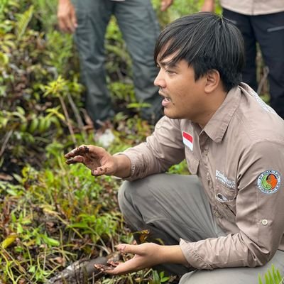 Orang Bandung, 
lagi meneliti gambut di Jerman,
lahir ketika CO2 355 ppm
mengetwit tentang gambut, geologi, bandung, dan suka2,
jangan asal kutip, bisa keliru.