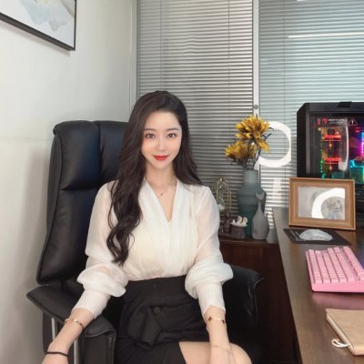 I am a person who loves life, confident, honest and trustworthy, idealistic and motivated.