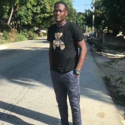 Entrepreneur
footballeur. musicien. #FollowBack