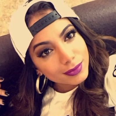 fan account for Anitta