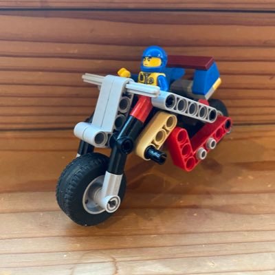 LEGO好き息子。テクニック/レゴラジコン/スポーツカー/戦闘機。娘はレゴ好き愛鳥家/ハリーポッター/ドラゴン/マリオLEGO苦手お母さんがツイート主、管理。パーツ捜索と整理、ネット検索担当。私はパーツが好き。レゴ作品鑑賞が好き。