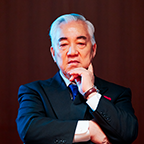 歴史研究者|ベストセラー作家|GHQ占領政策研究の世界的権威|スタンフォード大学フーヴァー研究所リサーチフェロー(1977~2023)|ワシントン大学大学院で修士号・博士号取得(国際政治.教育学)|主な著書は「新説 明治維新,Unconditional democracy,國破れてマッカーサー,占領神話の崩壊」