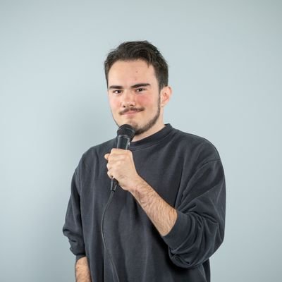 Alexander Steinmeier Auf Twitter privat, studiert Kulturwissenschaft im Master 👨🏻🎓 und hat ein Herz für Stadiontouren und (Sport-)Journalismus 🥰