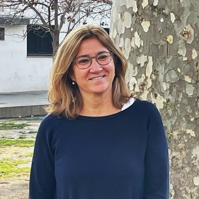 Correctora i professora de català. Implicada en la vida cultural de Molins de Rei i des del 2019, regidora