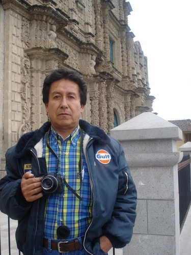 Periodista nacido en Trujillo, residente la mayor parte de mi vida en Cajamarca, casado con Ana María Díaz de Jara, 4 hijos: Erick, Liz, Janssen y Baby