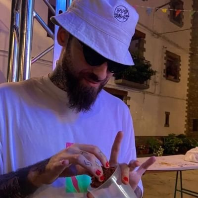 Zumo de cebada.
Catador insaciable de gintonic.
Nano, haz el favor de hacerlo.
Intento de VGC player.