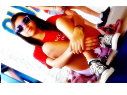 Aqela q trocou as fraldas pela Barbie, a Barbie por maquiagem e a maquiagem por lágrimas ..